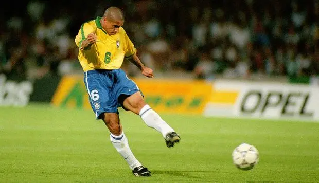 Pemain Bola Legendaris Tendangan Pisang Ala Roberto Carlos