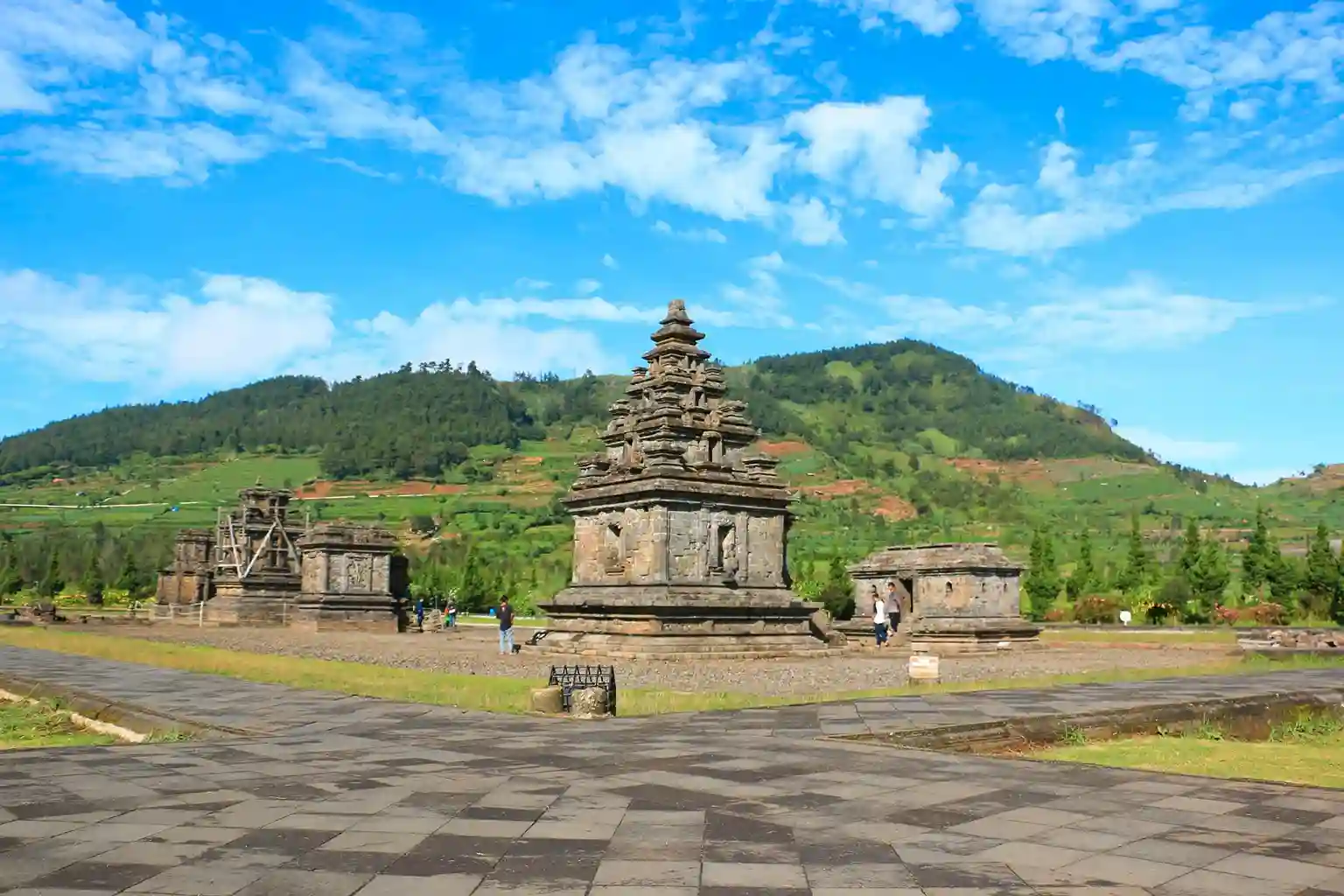 Wisata Di Jawa Tengah, Dari Candi Megah Sampai Laut Jernih Yang Bikin Rindu